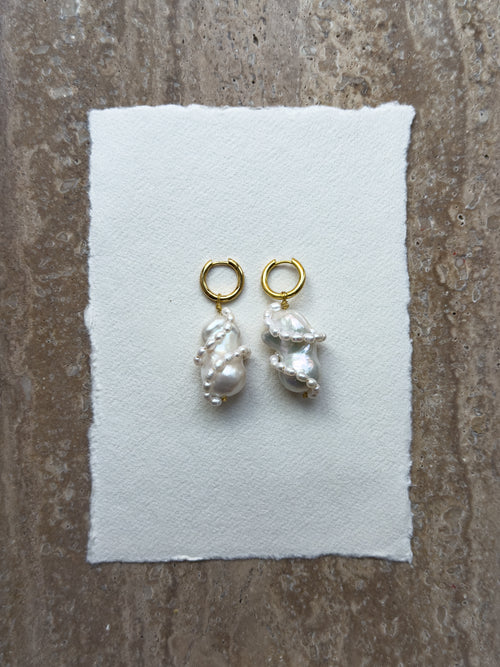 Bianca baroque freshwater pearl hoop earrings – OYSTER BAY